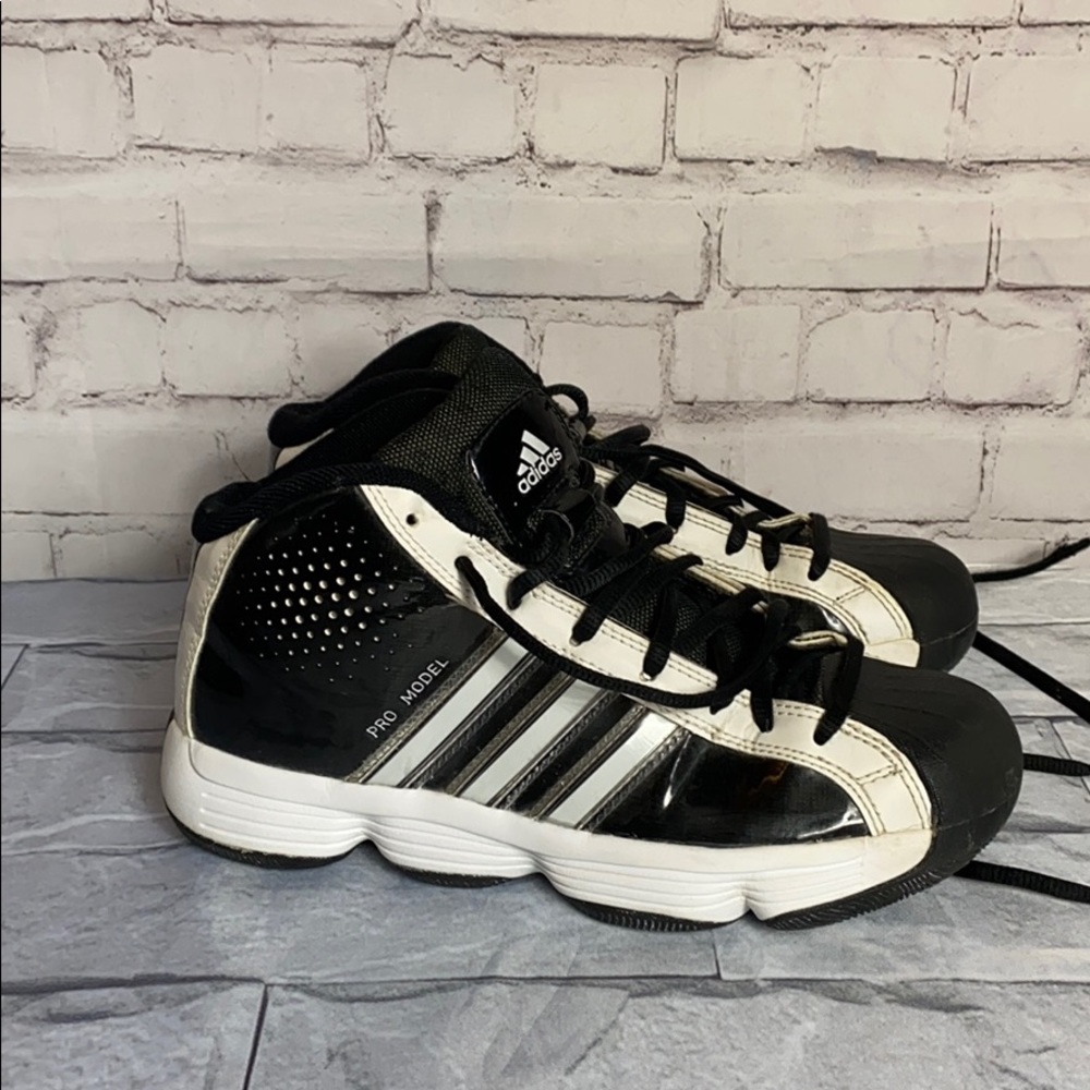Adidas Basketball boy’s pro model sneakers size 5.5